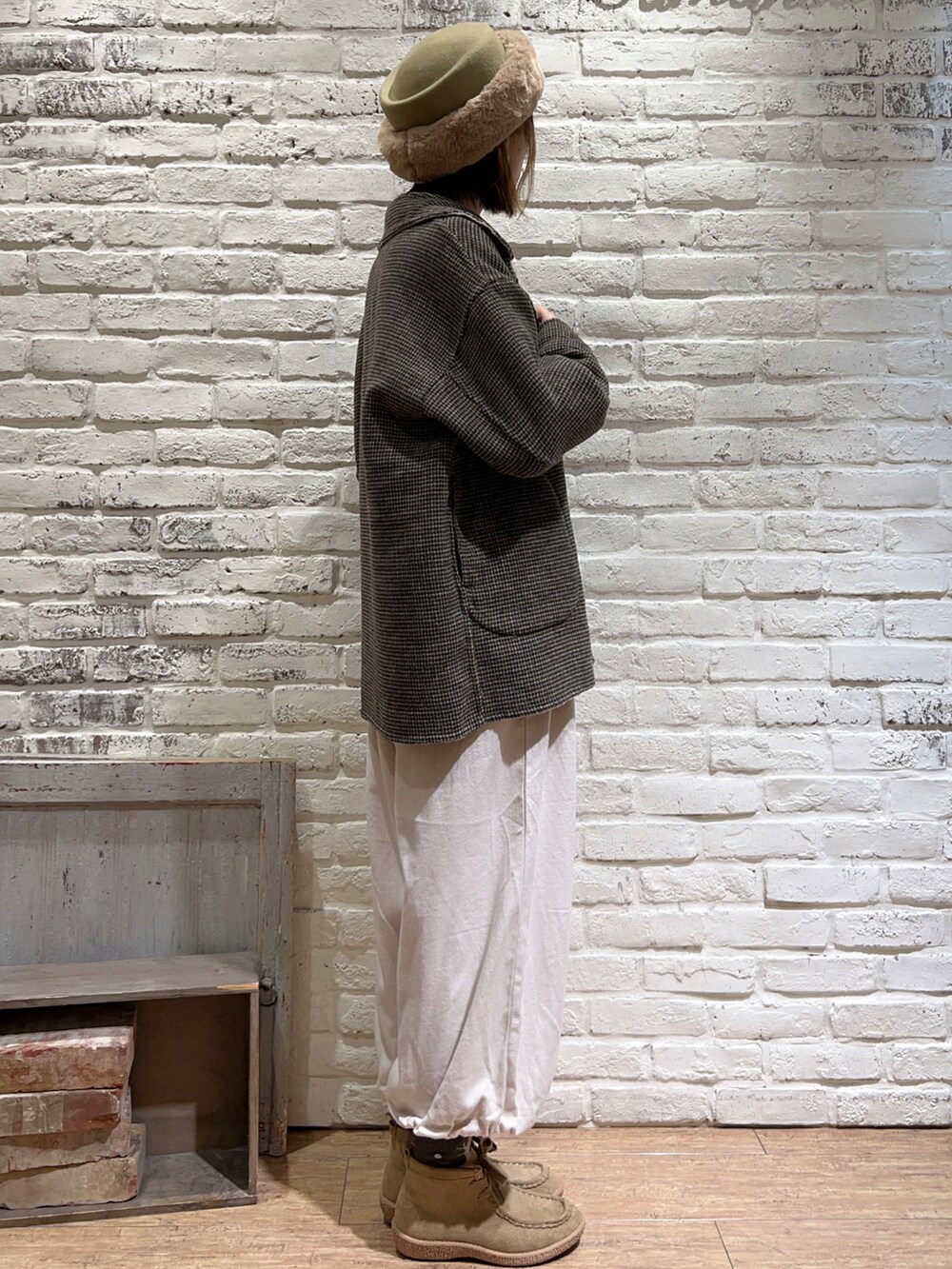 ホワイト系のシャツ/ブラウス、ブラウン系のベスト、ベージュ系のその他アウターを着用したレディースの秋コーディネートの3枚目の写真