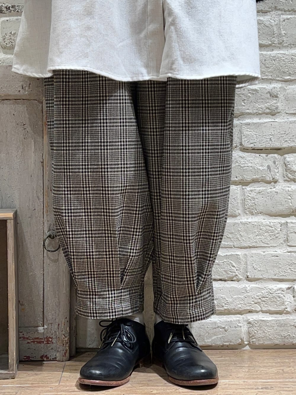 ホワイト系のニット/セーター、グリーン系のカーディガン/ボレロ、グレー系のチュニックを着用したレディースの冬コーディネートの5枚目の写真