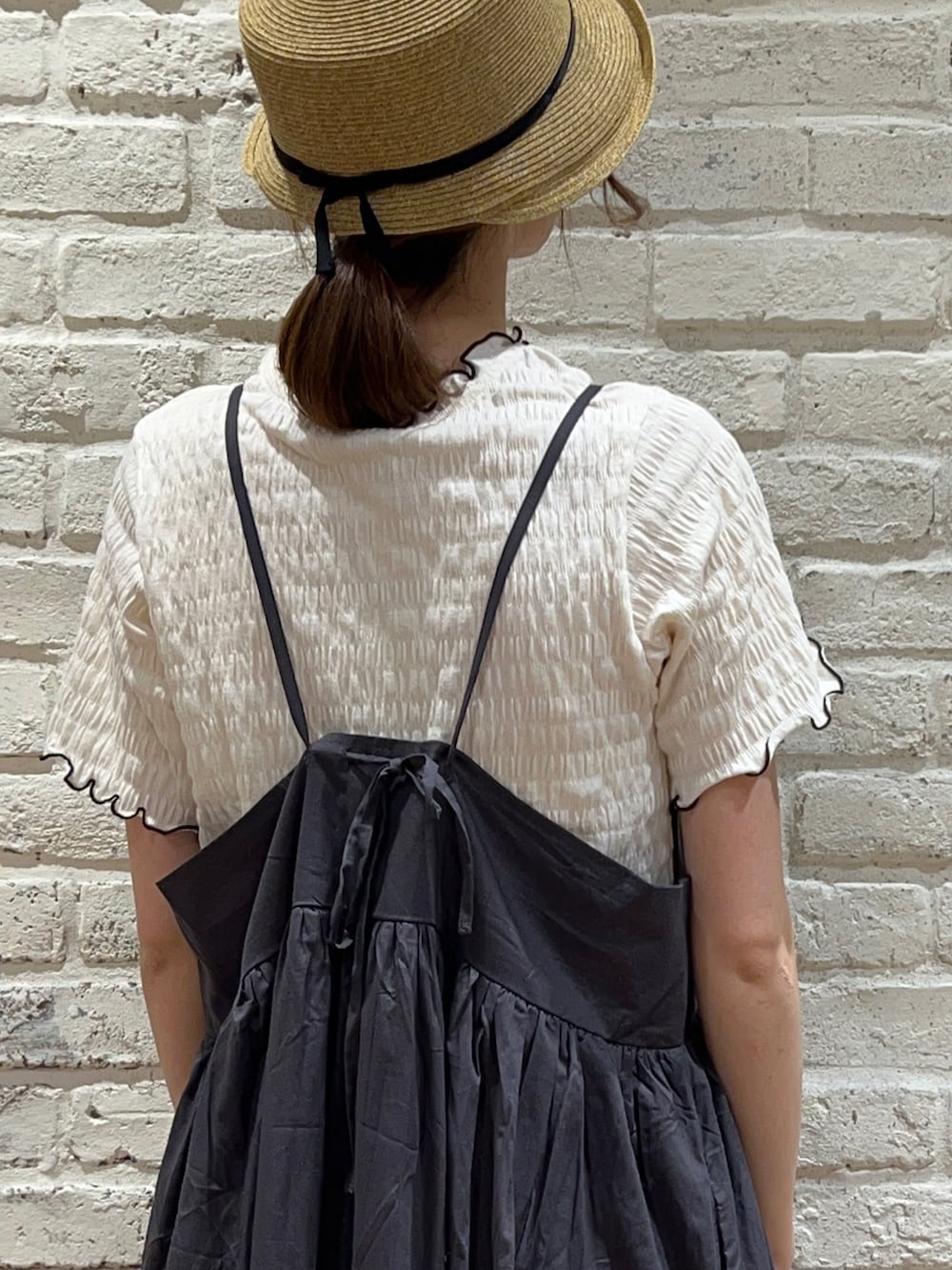 ホワイト系のTシャツ/カットソー、グレー系のシャツ/ブラウス、グレー系のワンピースを着用したレディースの夏コーディネートの5枚目の写真