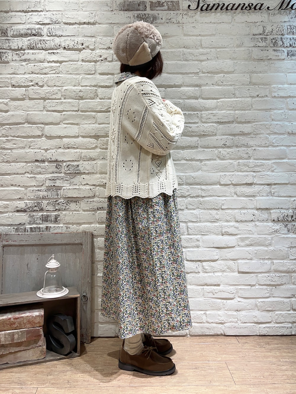 ホワイト系のトップス、ブルー系のワンピース、ベージュ系のドレスシューズを着用したレディースの冬コーディネートの4枚目の写真