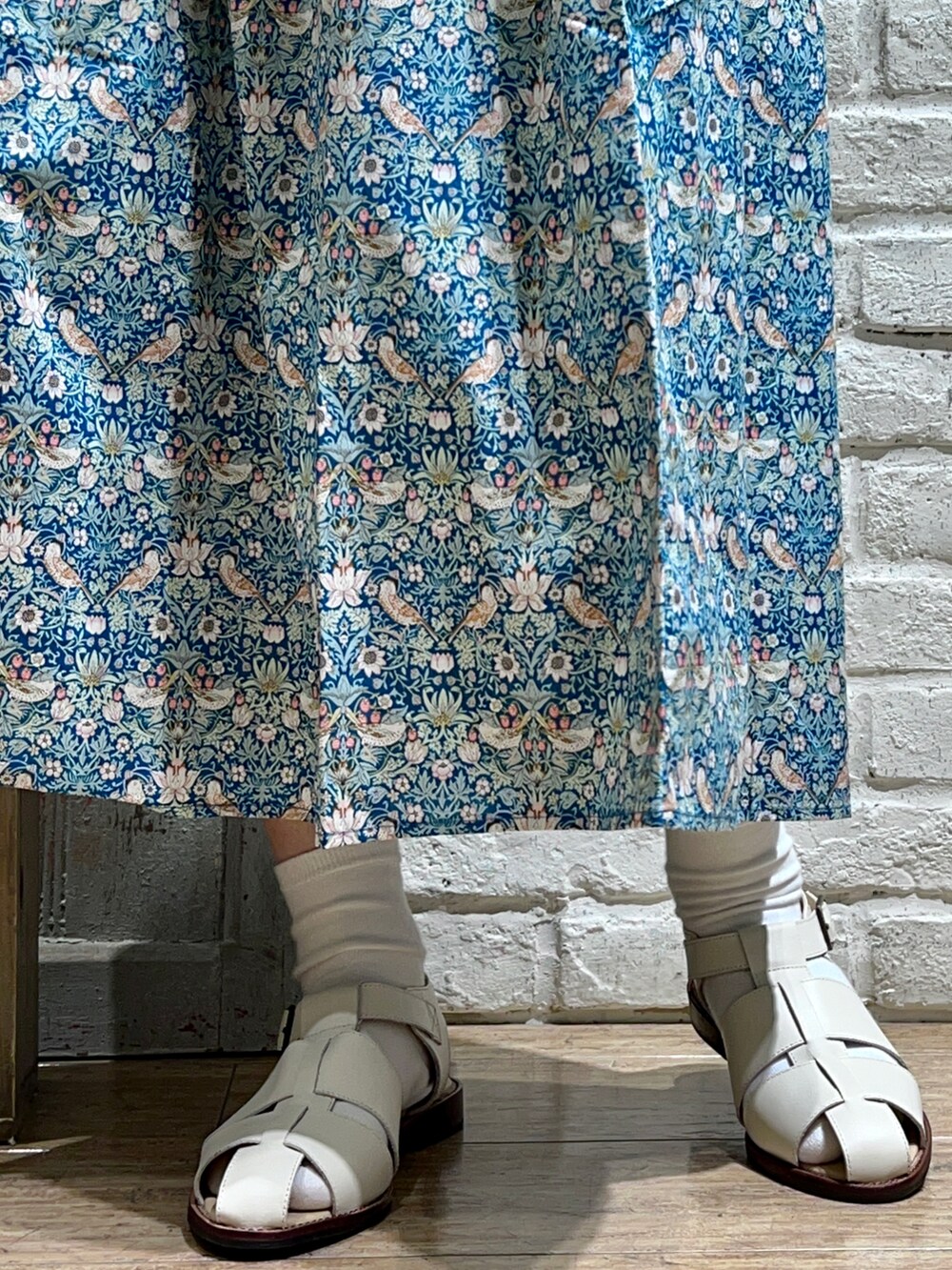 グリーン系のシャツ/ブラウス、グリーン系のスカート、ホワイト系のサンダルを着用したレディースの春コーディネートの5枚目の写真