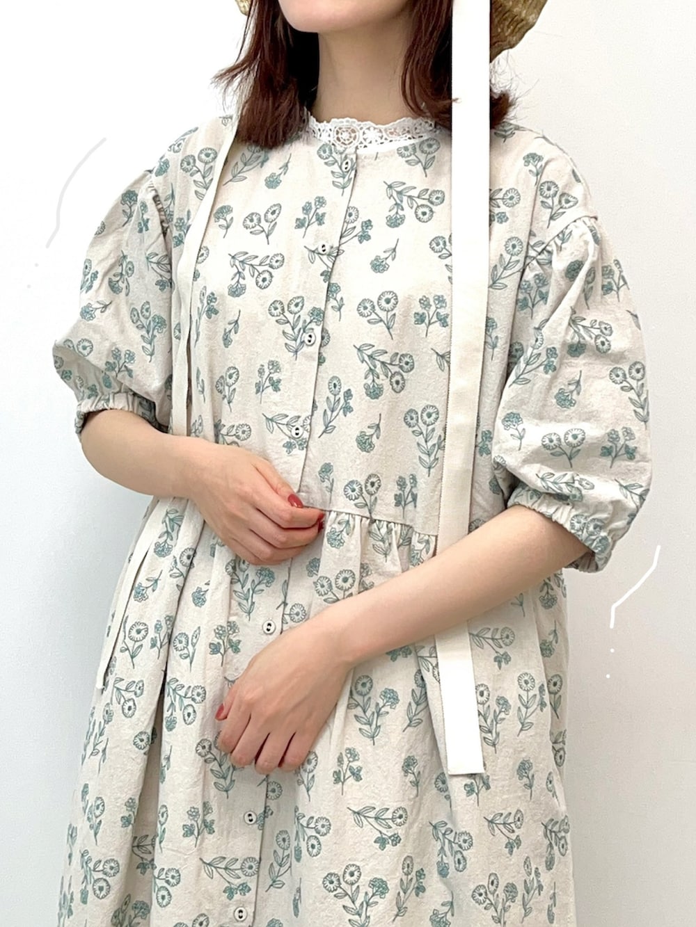 「サマンサ モスモス(Samansa Mos2)、Samansa Mos2、SM2、夏コーデ、ゆるコーデ、ワントーンコーデ、淡色コーデ、レイヤードスタイル、レースベスト、ベスト、ショート丈トップス、ワンピース、刺繍、レーススカート、レース」|「Samansa Mos2の【UVカット/消臭効果】なみなみカンカン帽(ハット、ホワイト系)」を使った、いっしき🐻さん(レディース・164cm)の春コーディネートの4枚目の写真