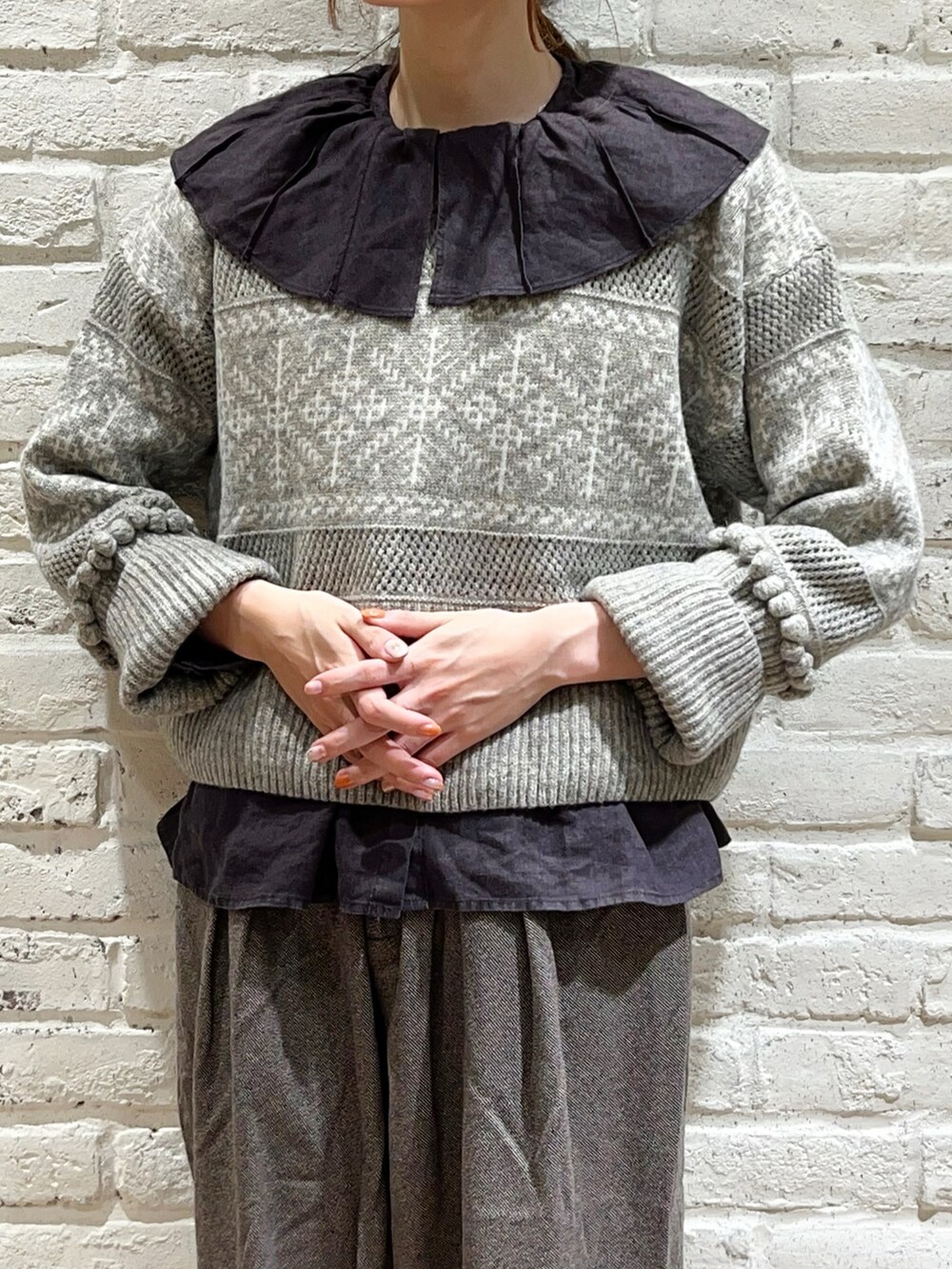 グレー系のシャツ/ブラウス、グレー系のカーディガン/ボレロ、グレー系のその他パンツを着用したレディースの秋コーディネートの4枚目の写真