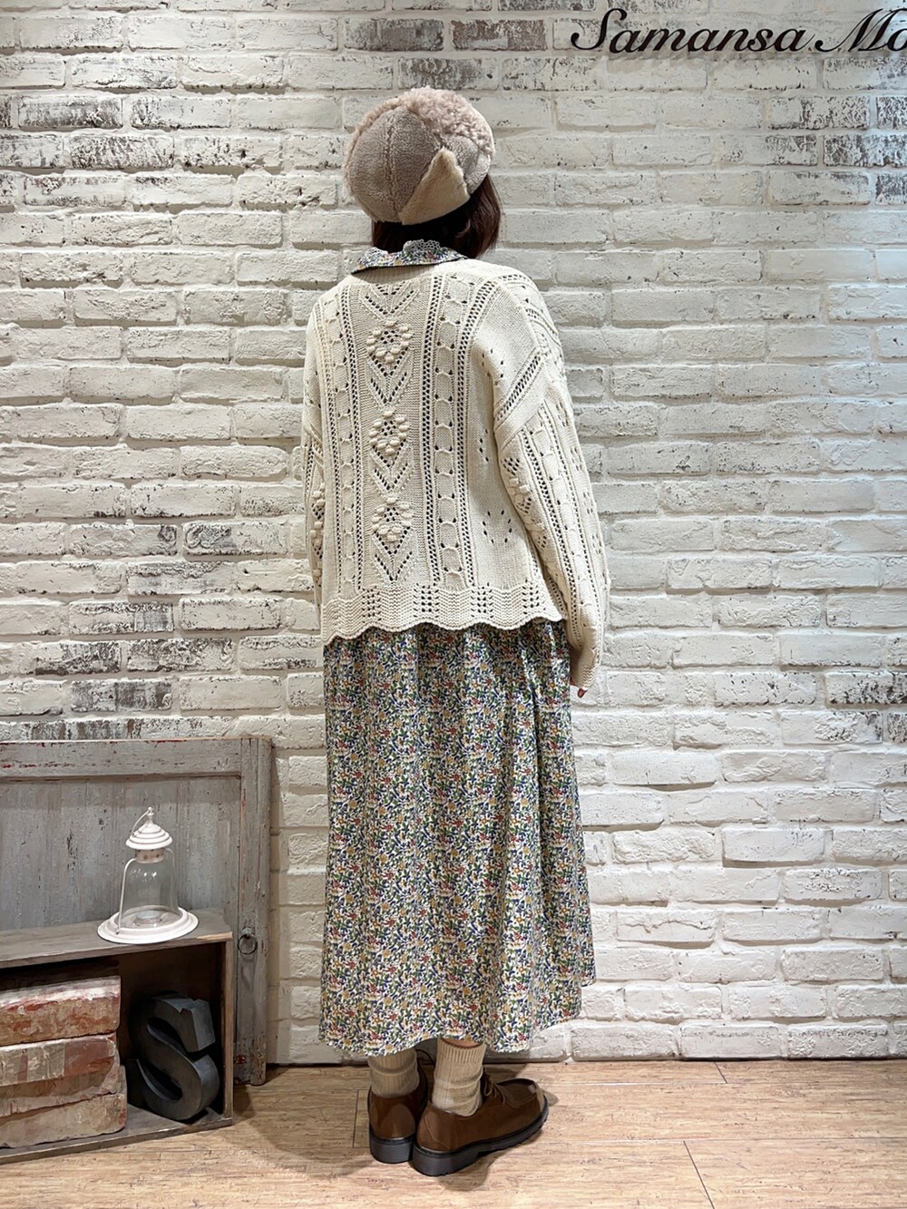 ホワイト系のトップス、ブルー系のワンピース、ベージュ系のドレスシューズを着用したレディースの冬コーディネートの5枚目の写真