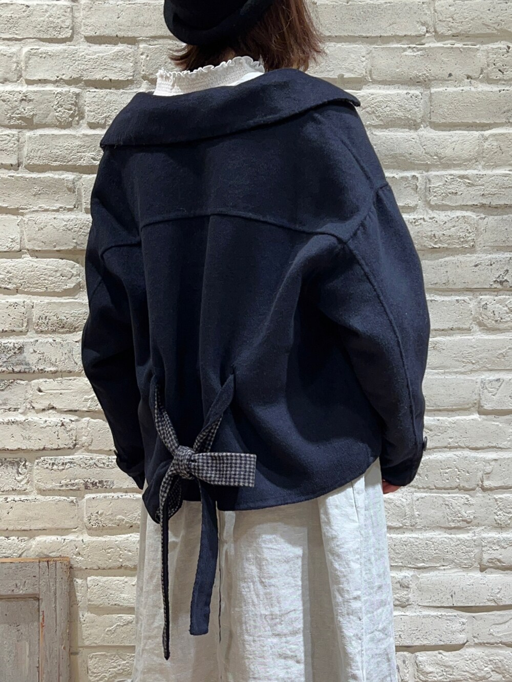 ホワイト系のTシャツ/カットソー、ブルー系のその他アウター、グリーン系のワンピースを着用したレディースの冬コーディネートの5枚目の写真