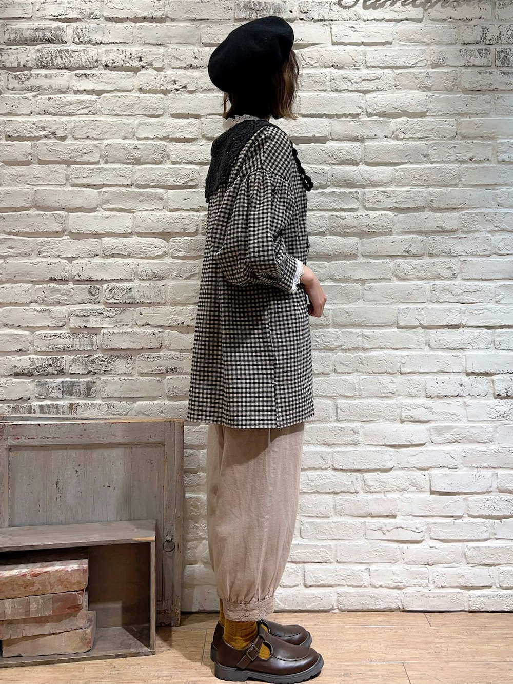 ホワイト系のTシャツ/カットソー、ブラック系のチュニック、ベージュ系のその他パンツを着用したレディースの秋コーディネートの3枚目の写真