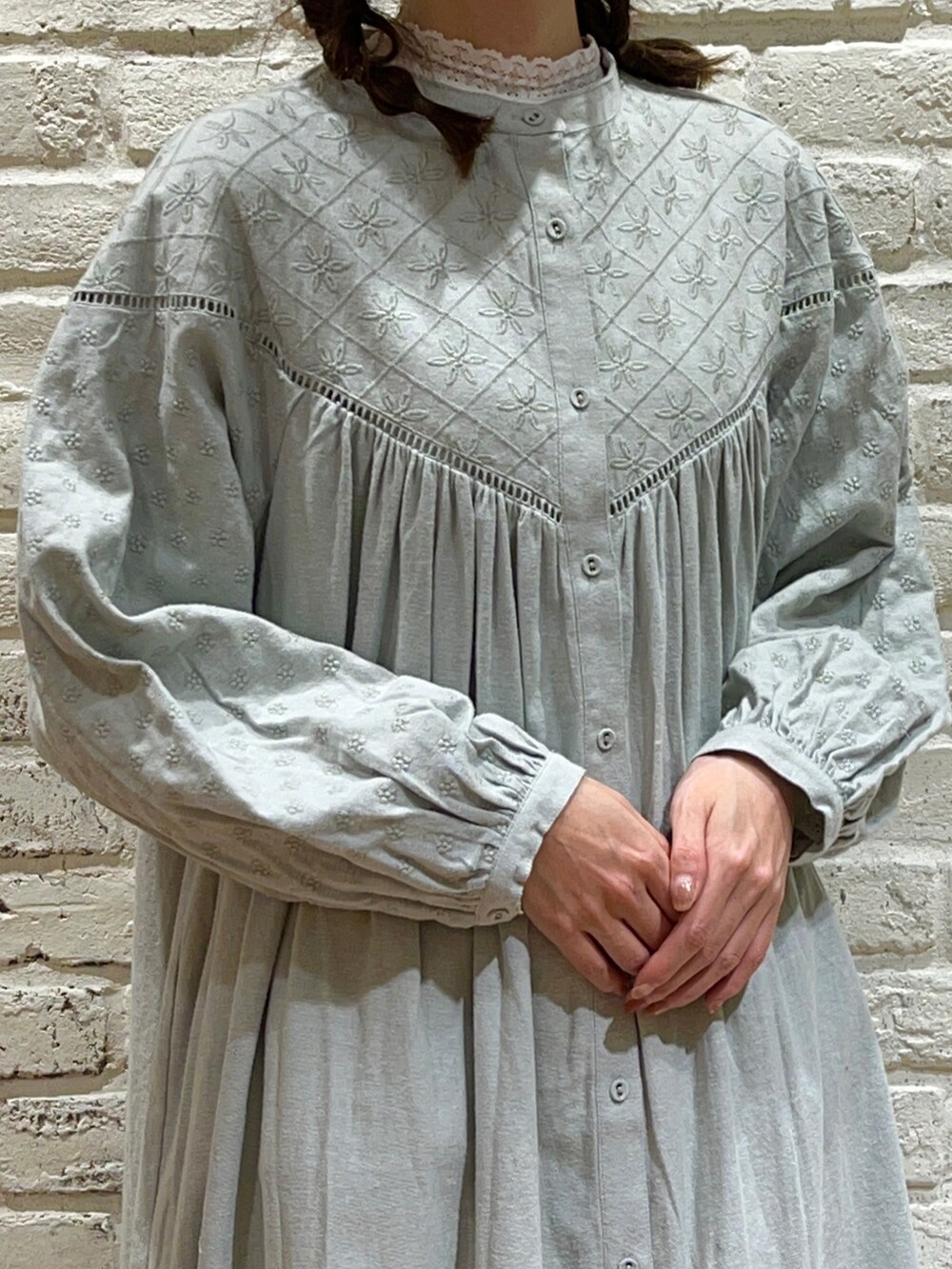 ホワイト系のシャツ/ブラウス、グリーン系のベスト、グリーン系のワンピースを着用したレディースの冬コーディネートの4枚目の写真