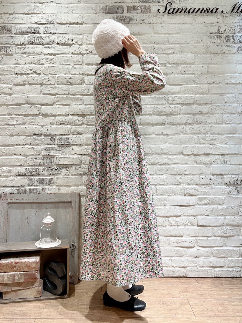 ピンク系のワンピース、ホワイト系のハット、その他のその他を着用したレディースの冬コーディネートの3枚目の写真