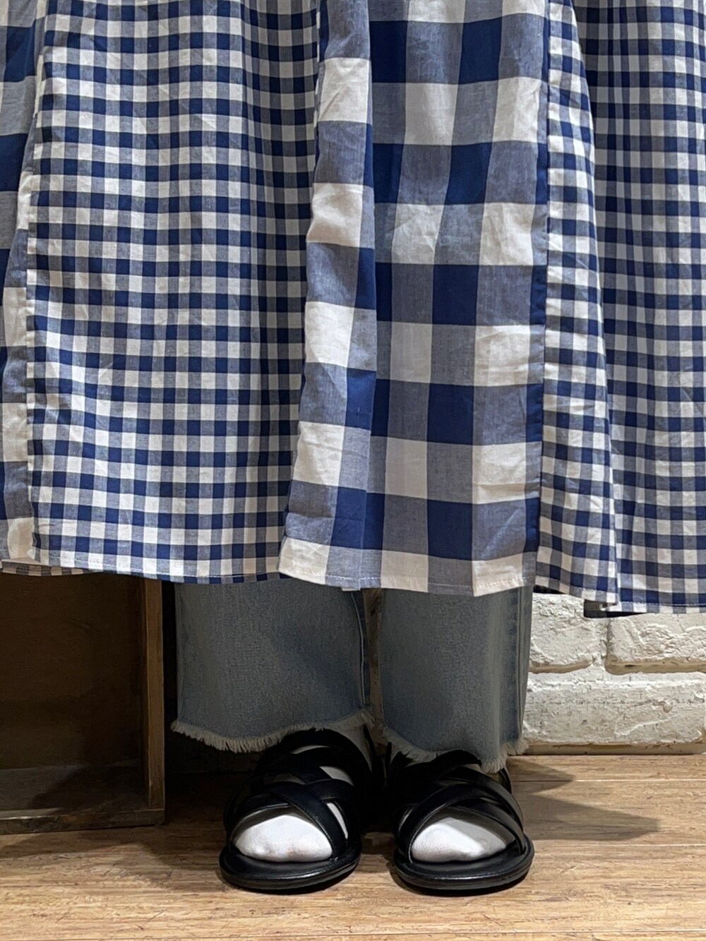 ブルー系のベスト、ホワイト系のワンピース、ホワイト系のハンドバッグを着用したレディースの秋コーディネートの5枚目の写真