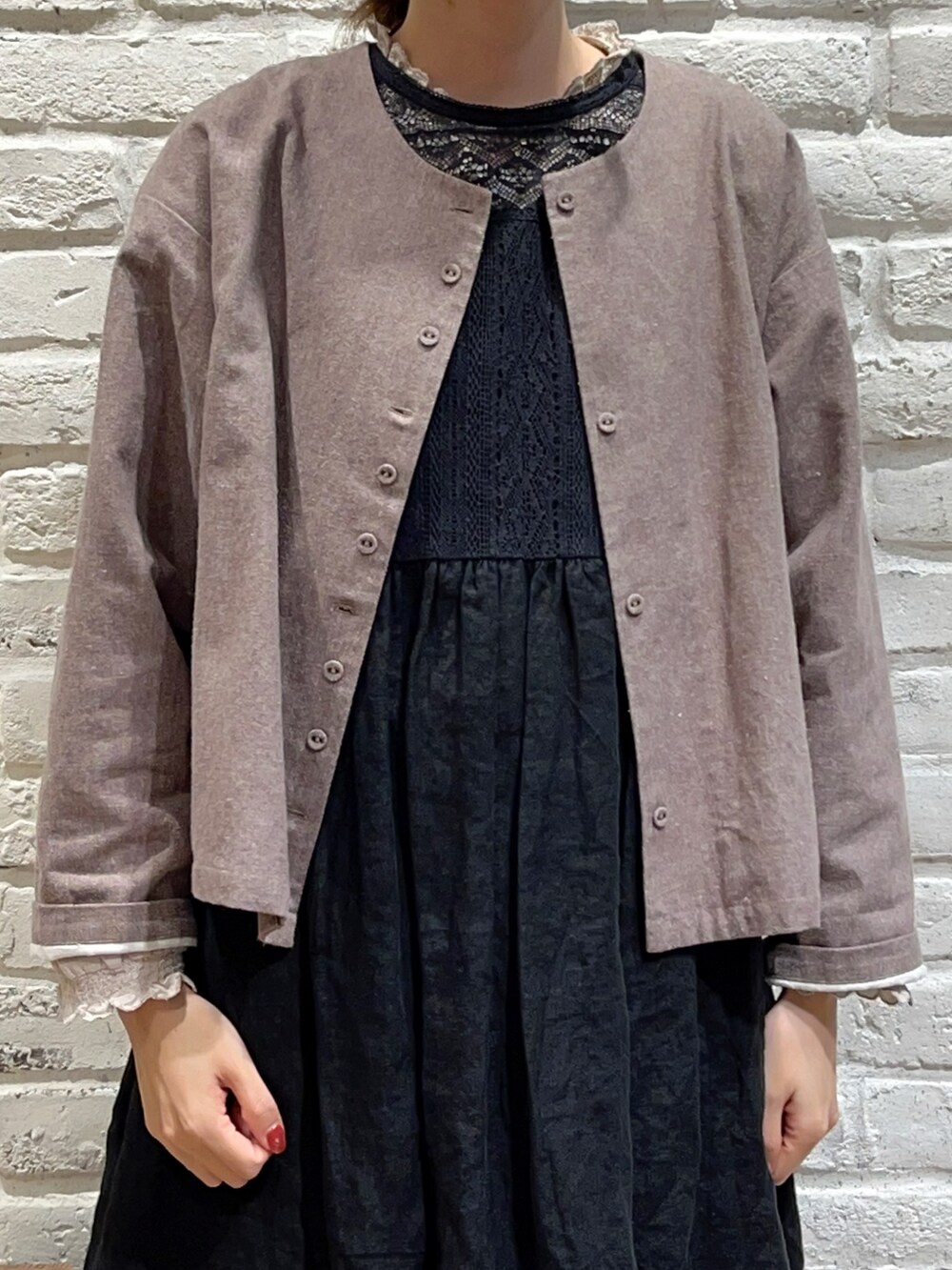 ベージュ系のシャツ/ブラウス、ブラウン系のノーカラージャケット、ブラック系のワンピースを着用したレディースの秋コーディネートの2枚目の写真