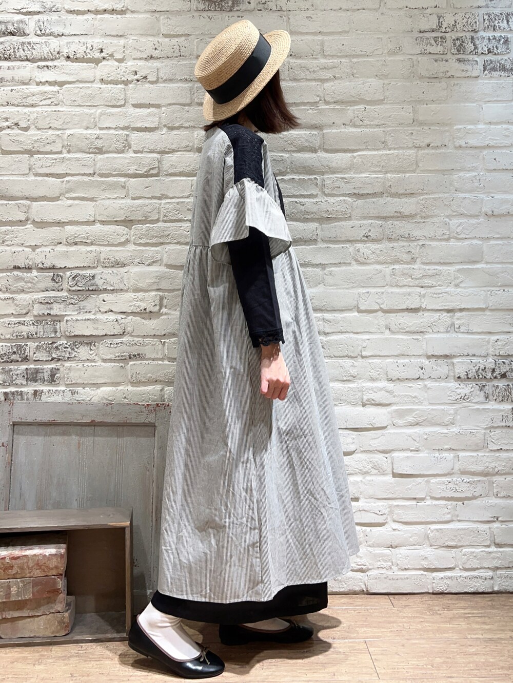 ブラック系のTシャツ/カットソー、ブラック系のハンドバッグ、ブラック系のワンピースを着用したレディースの春コーディネートの3枚目の写真