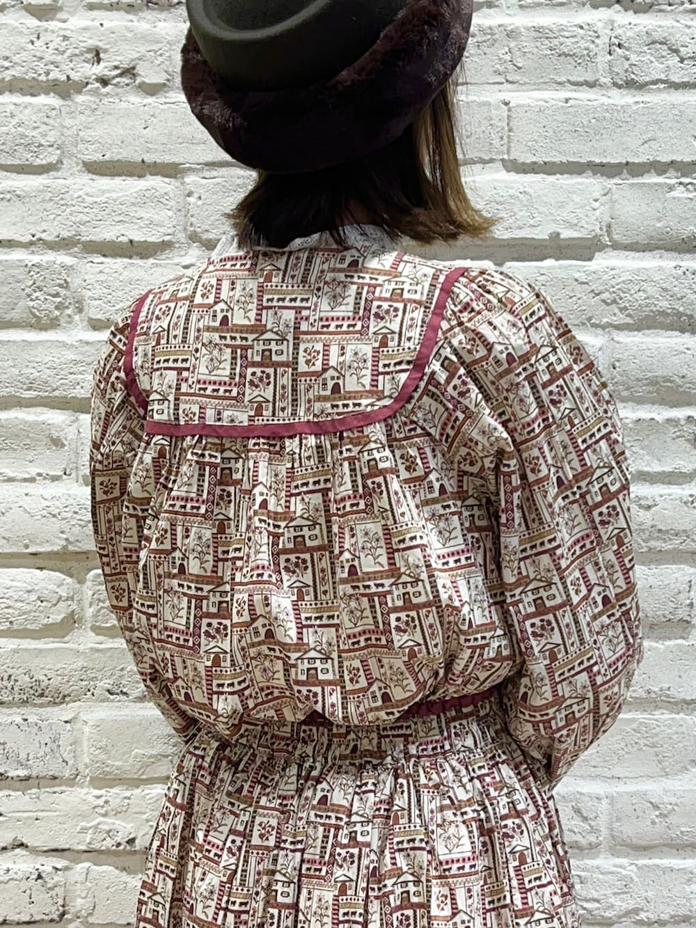 ホワイト系のシャツ/ブラウス、レッド系のシャツ/ブラウス、ベージュ系のノーカラーコートを着用したレディースの冬コーディネートの5枚目の写真