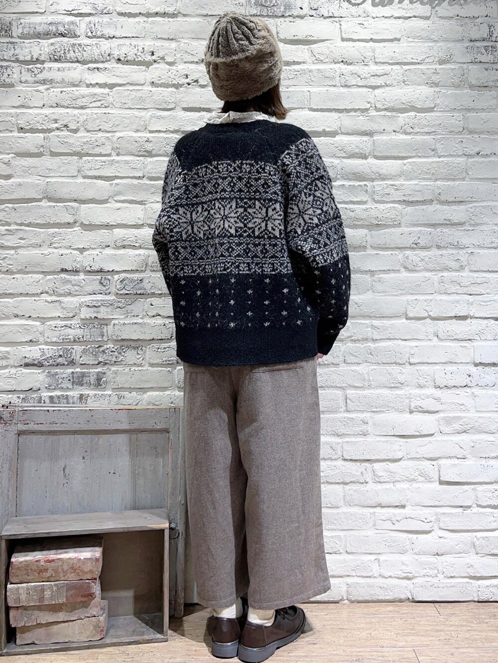 ベージュ系のシャツ/ブラウス、グレー系のカーディガン/ボレロ、ブラウン系のサロペット/オーバーオールを着用したレディースの秋コーディネートの4枚目の写真