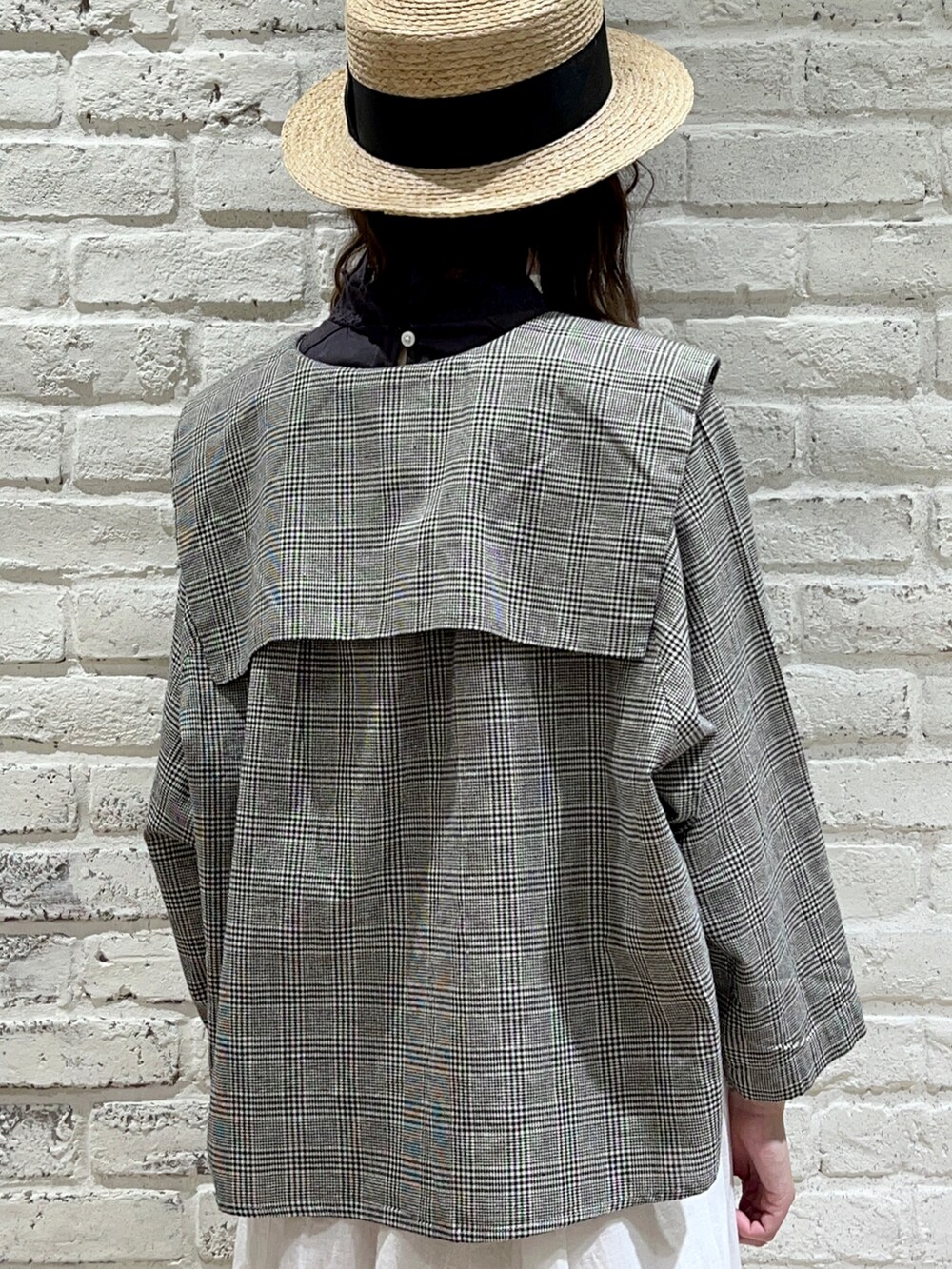 グレー系のTシャツ/カットソー、ブラック系のシャツ/ブラウス、ホワイト系のスカートを着用したレディースの春コーディネートの5枚目の写真