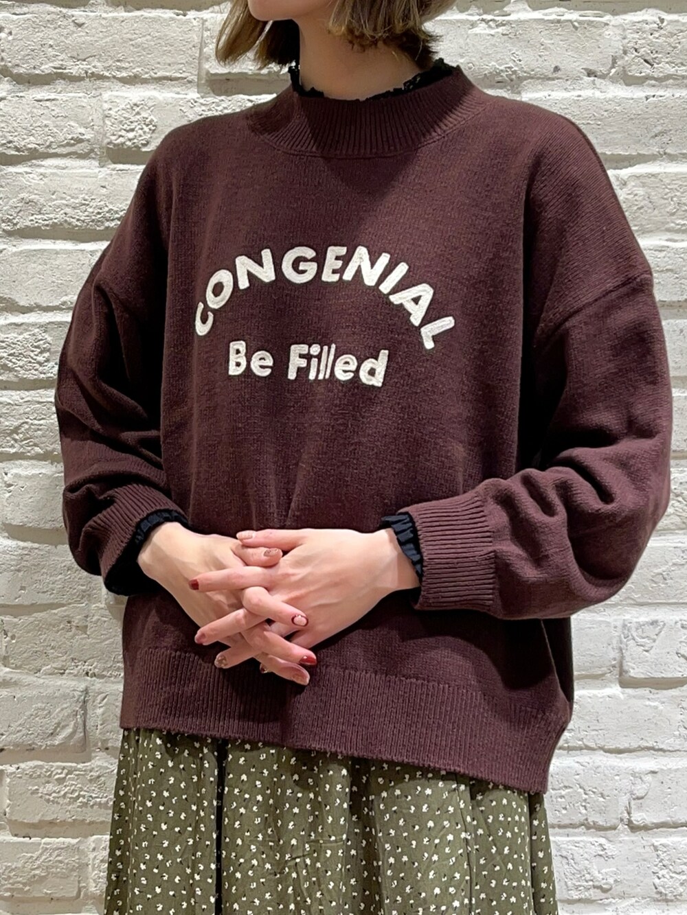 ブラック系のシャツ/ブラウス、ブラウン系のニット/セーター、ホワイト系のブルゾンを着用したレディースの秋コーディネートの4枚目の写真