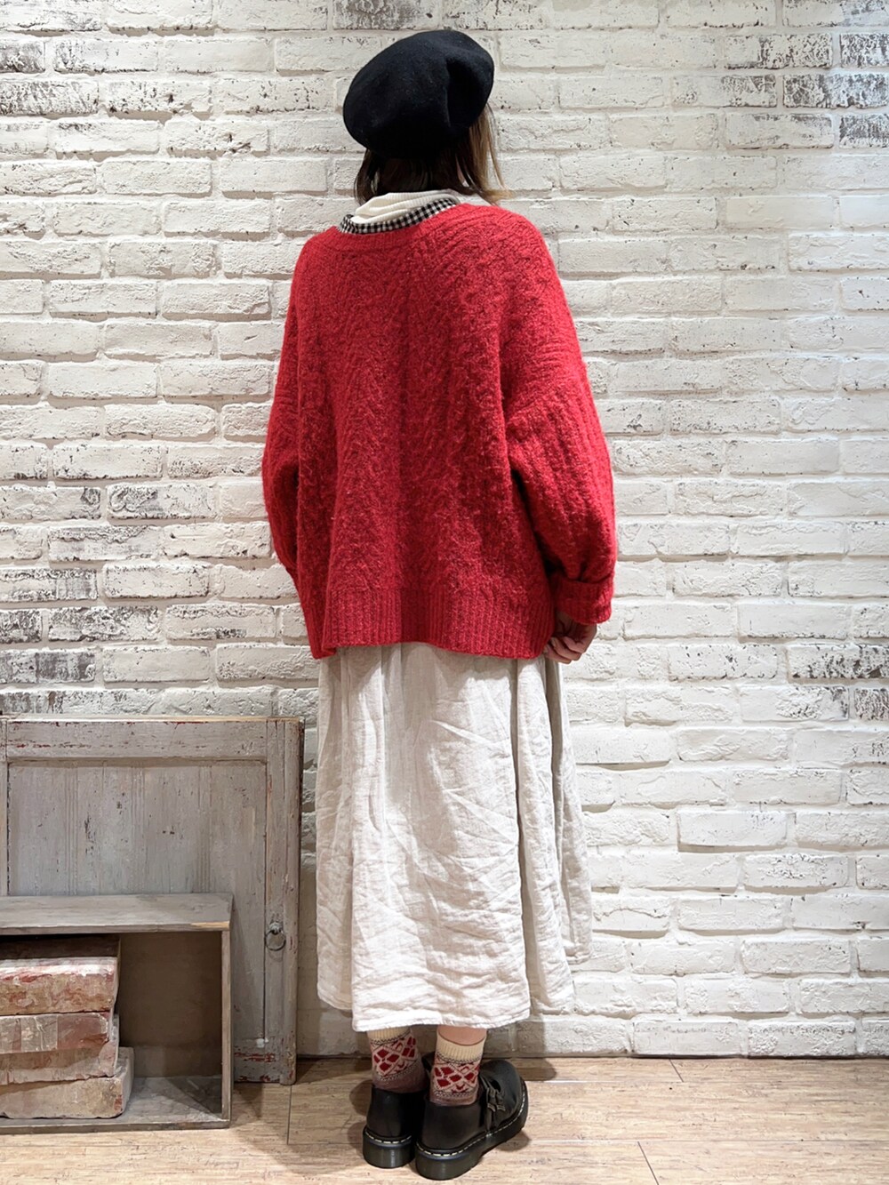 ホワイト系のニット/セーター、ブラック系のチュニック、レッド系のニット/セーターを着用したレディースの冬コーディネートの4枚目の写真