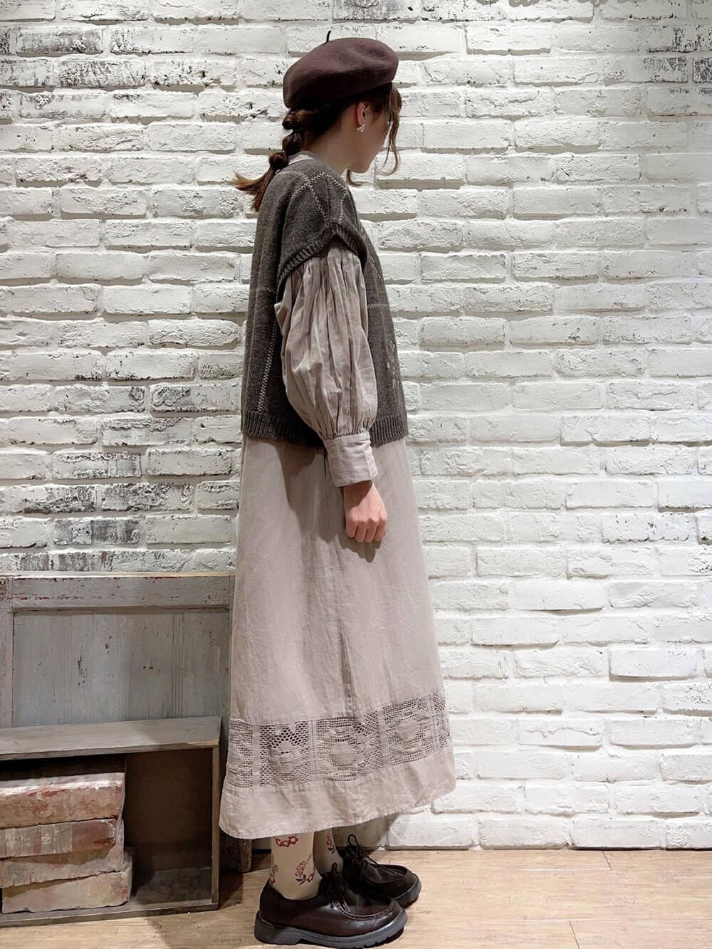 ブラウン系のベスト、ベージュ系のワンピース、ブラウン系のその他シューズを着用したレディースの秋コーディネートの3枚目の写真