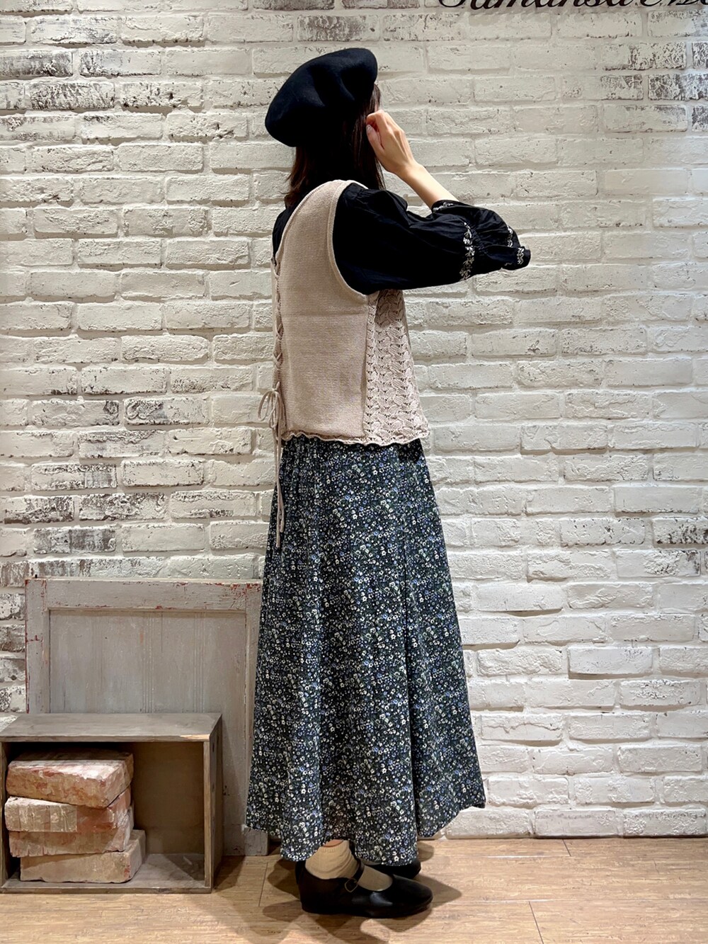 ベージュ系のベスト、ブラック系のシャツ/ブラウス、ブラック系のスカートを着用したレディースの秋コーディネートの4枚目の写真