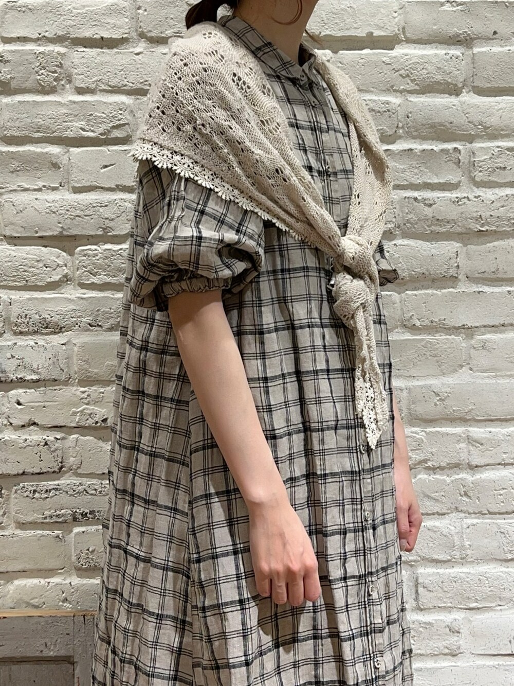 ホワイト系のワンピース、ブラック系のハンチング/ベレー帽、ベージュ系のストール/ショールを着用したレディースの夏コーディネートの2枚目の写真