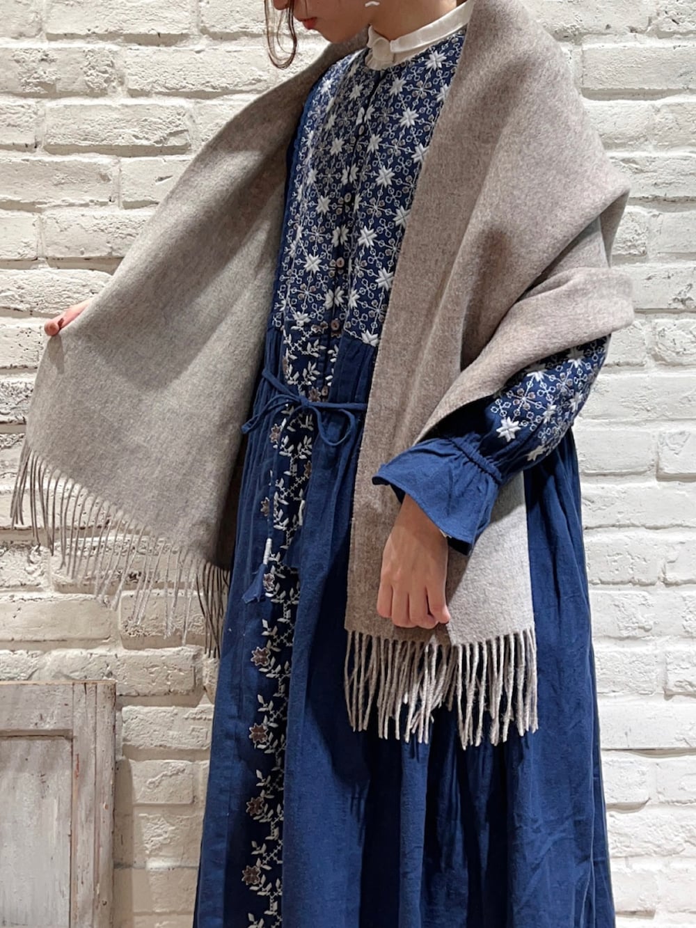 ホワイト系のシャツ/ブラウス、ブルー系のワンピース、ベージュ系のブーツを着用したレディースの冬コーディネートの5枚目の写真