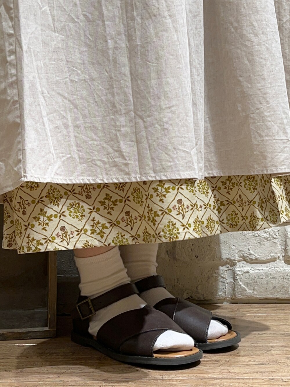 ホワイト系のタンクトップ、ホワイト系のベスト、ホワイト系のワンピースを着用したレディースの春コーディネートの5枚目の写真