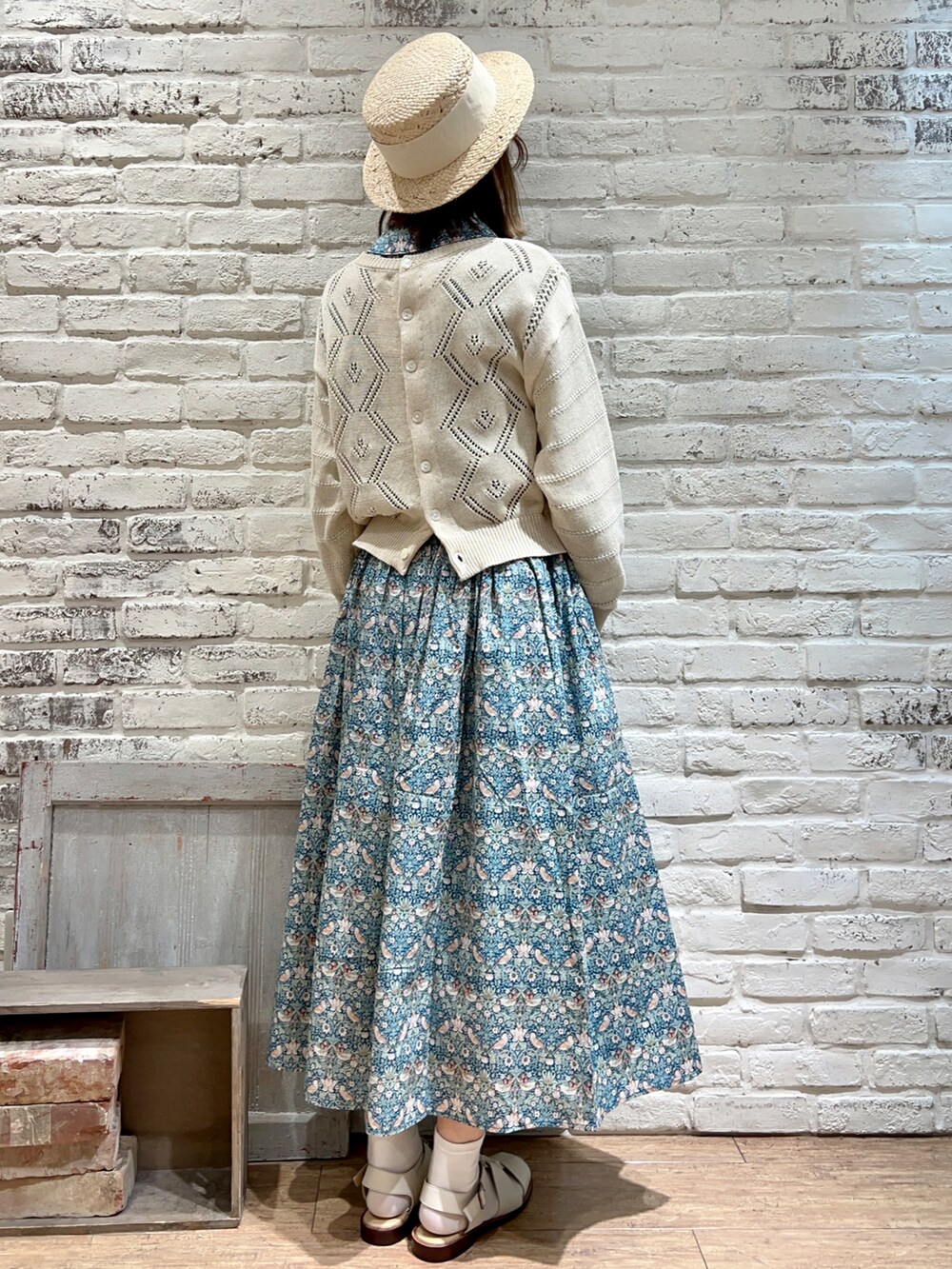 ホワイト系のニット/セーター、グリーン系のシャツ/ブラウス、グリーン系のスカートを着用したレディースの春コーディネートの5枚目の写真