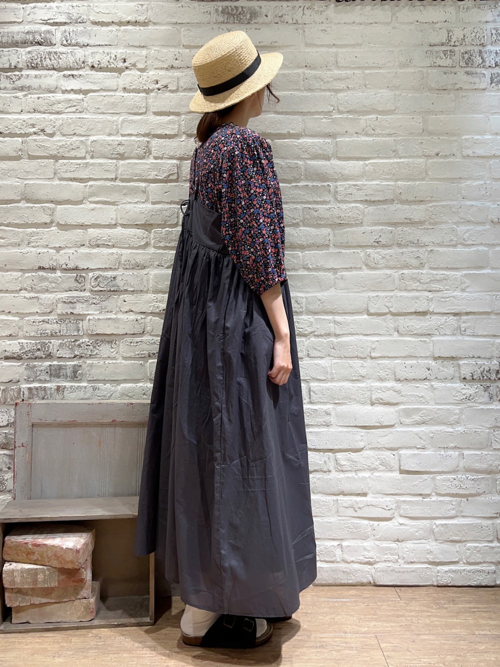 ホワイト系のTシャツ/カットソー、ピンク系のワンピース、グレー系のワンピースを着用したレディースの夏コーディネートの3枚目の写真