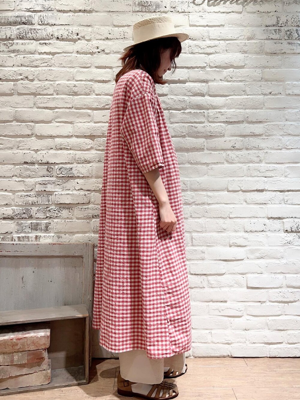 ホワイト系のシャツ/ブラウス、ホワイト系のTシャツ/カットソー、ピンク系のワンピースを着用したレディースの春コーディネートの3枚目の写真