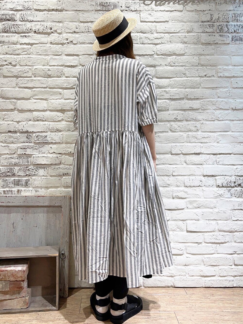 ホワイト系のTシャツ/カットソー、ブラック系のワンピース、ブラック系のサロペット/オーバーオールを着用したレディースの夏コーディネートの2枚目の写真