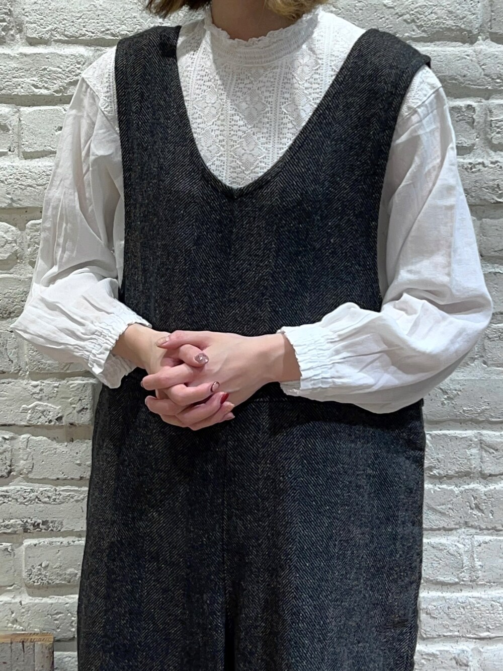 「サマンサ モスモス(Samansa Mos2)、Samansa Mos2、SM2、秋冬コーデ、冬コーデ、ゆるコーデ、モノトーン、ショート丈トップス、アウター、サロペット、ベレー帽、チェック、ストール」|「Samansa Mos2のぽこぽこニットベレー帽(ハンチング/ベレー帽、ブラック系)」を使った、いっしき🐻さん(レディース・163cm)の秋コーディネートの3枚目の写真