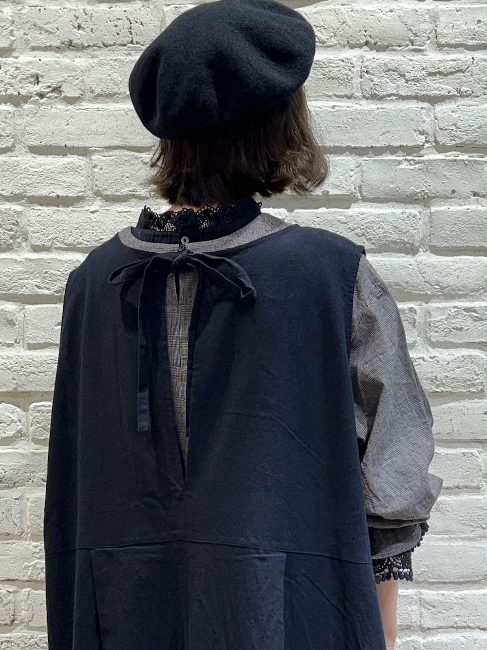 ブラック系のTシャツ/カットソー、ブラック系のシャツ/ブラウス、ブラック系のワンピースを着用したレディースの秋コーディネートの5枚目の写真