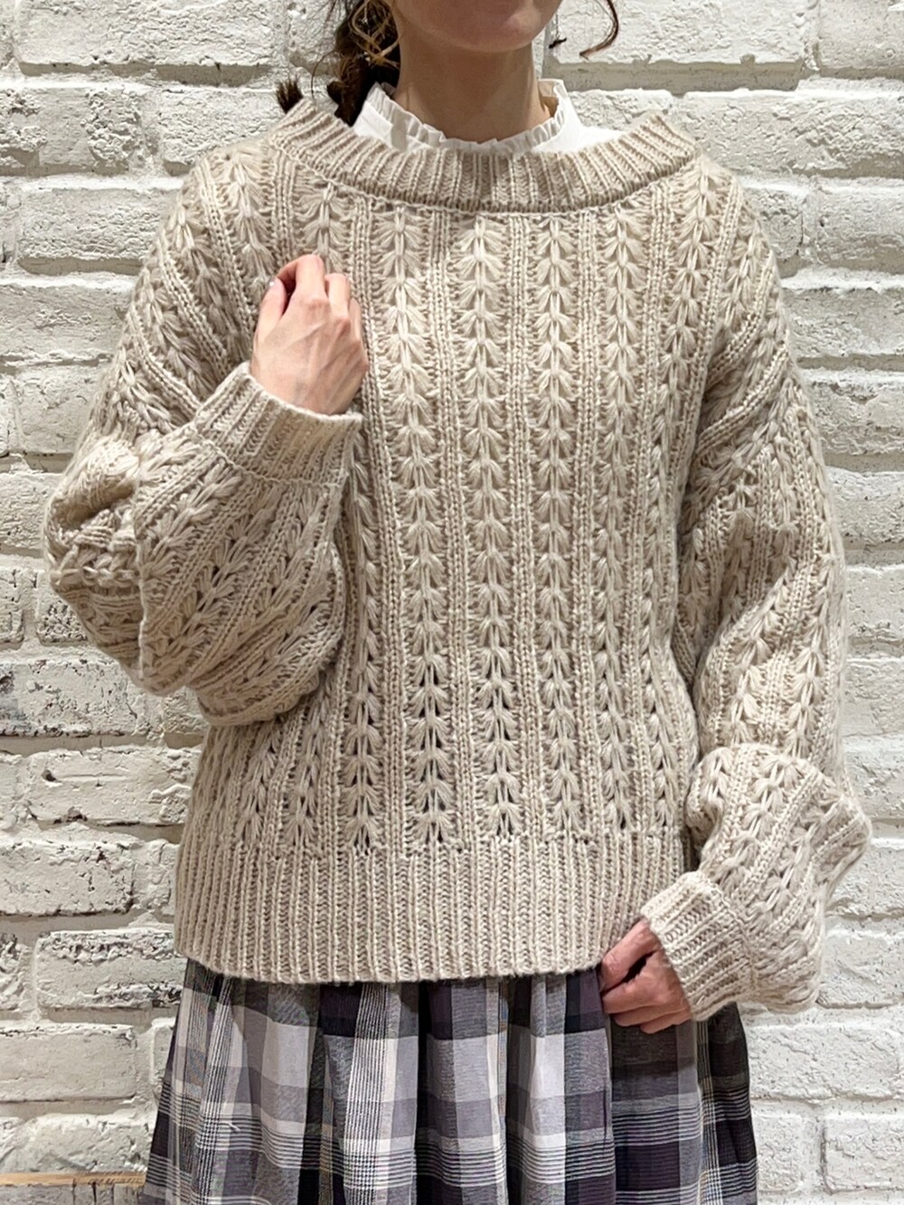 ホワイト系のTシャツ/カットソー、ホワイト系のシャツ/ブラウス、ベージュ系のニット/セーターを着用したレディースの冬コーディネートの4枚目の写真