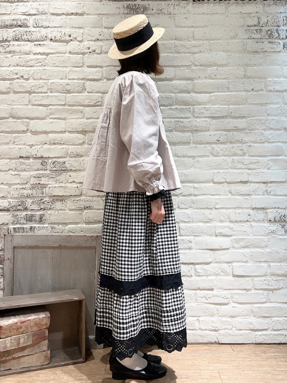 ブラック系のシャツ/ブラウス、グレー系のシャツ/ブラウス、グレー系のスカートを着用したレディースの春コーディネートの3枚目の写真