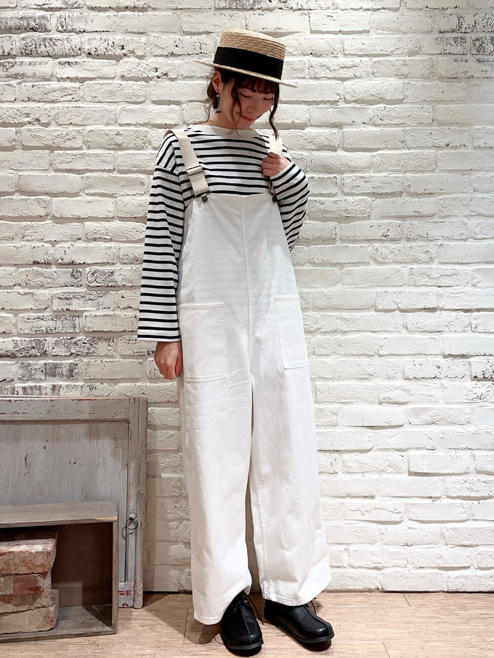 ホワイト系のTシャツ/カットソー、ブルー系のカバーオール、ブラック系のその他シューズを着用したレディースの冬コーディネートの3枚目の写真