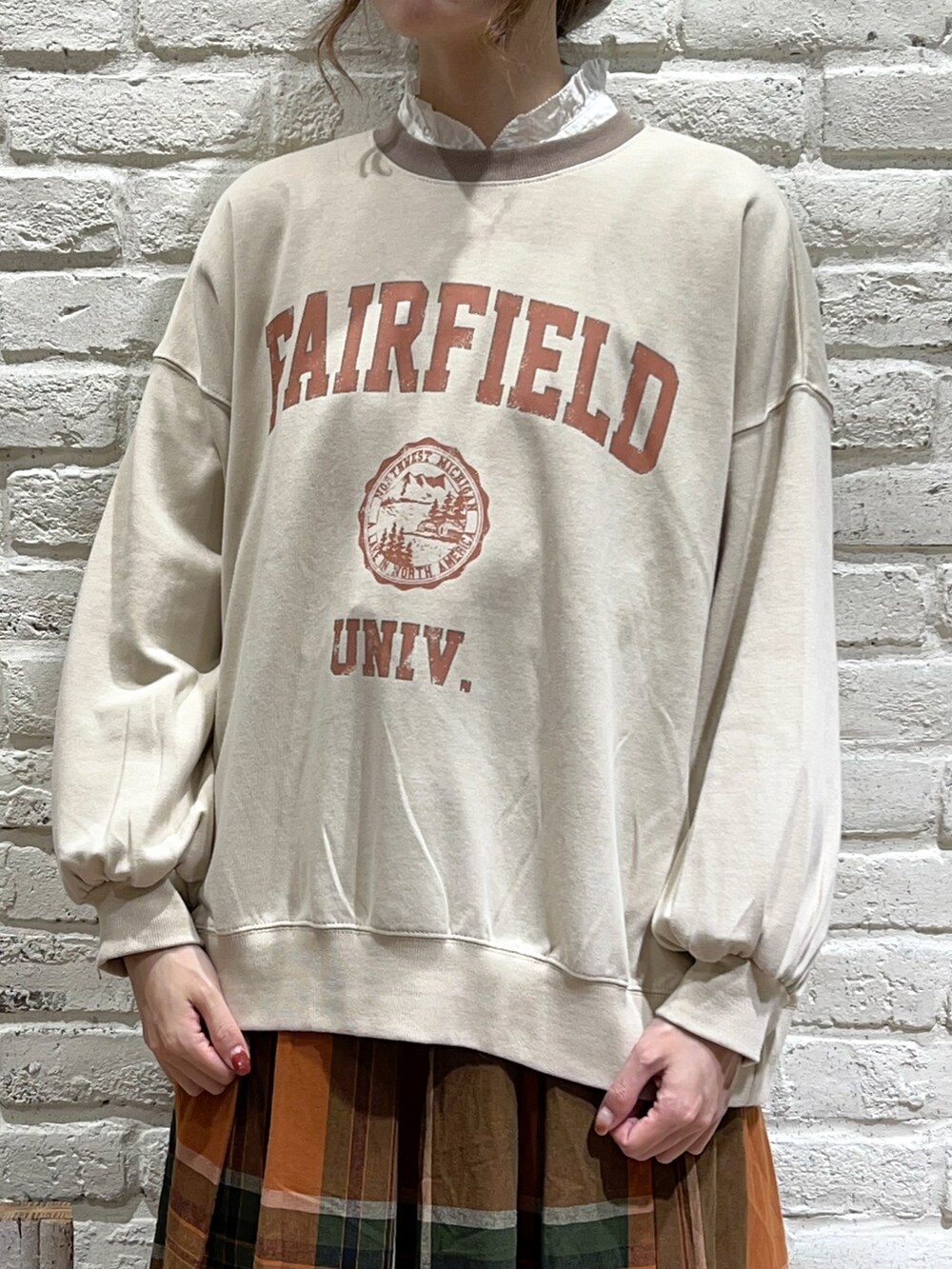 ホワイト系のシャツ/ブラウス、ホワイト系のTシャツ/カットソー、オレンジ系のスカートを着用したレディースの秋コーディネートの2枚目の写真