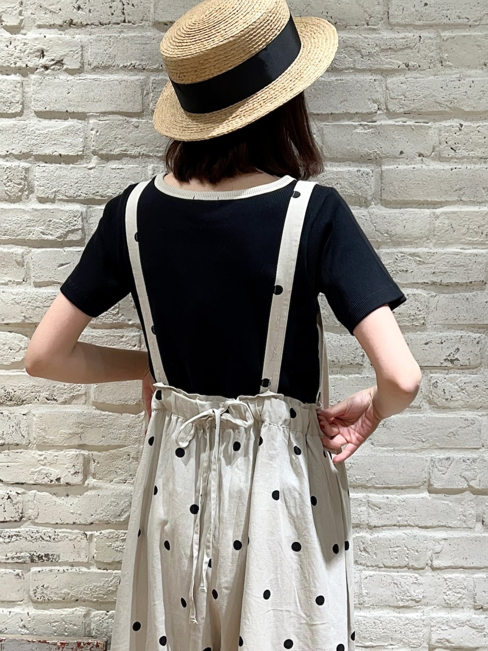 ピンク系のカーディガン/ボレロ、ブラック系のTシャツ/カットソー、ホワイト系のその他パンツを着用したレディースの春コーディネートの5枚目の写真