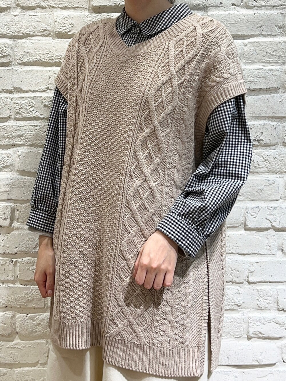 ブラック系のシャツ/ブラウス、ベージュ系のベスト、ホワイト系のその他パンツを着用したレディースの冬コーディネートの2枚目の写真