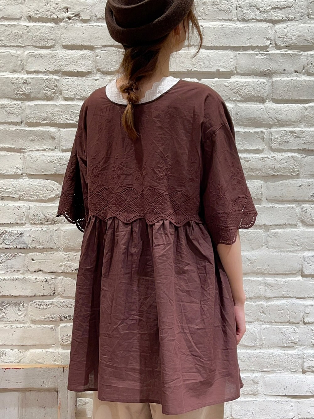 ホワイト系のTシャツ/カットソー、ブラウン系のチュニック、ベージュ系のハンドバッグを着用したレディースの夏コーディネートの4枚目の写真