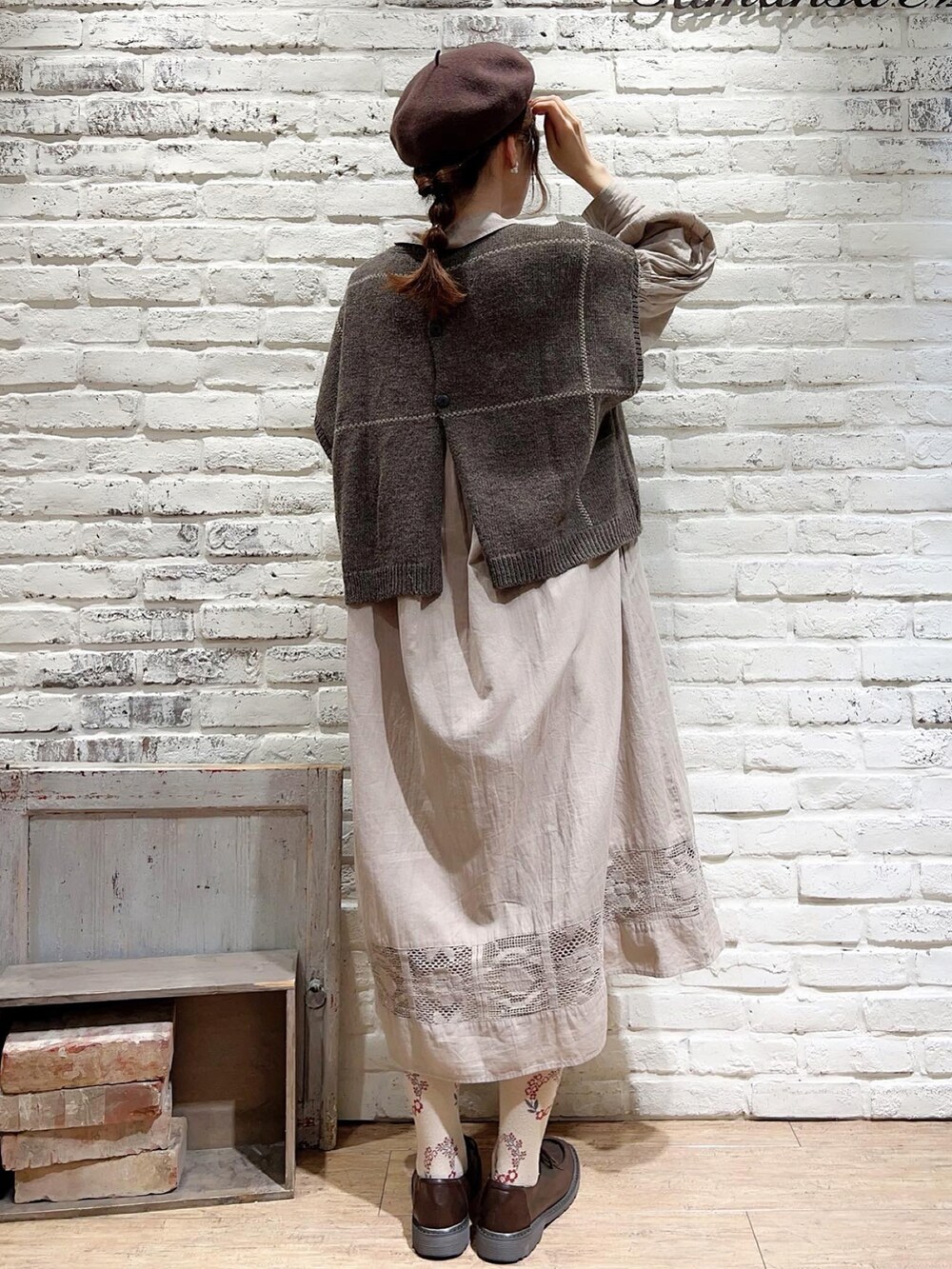 ブラウン系のベスト、ベージュ系のワンピース、ブラウン系のその他シューズを着用したレディースの秋コーディネートの4枚目の写真