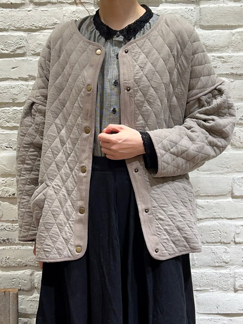 「サマンサ モスモス(Samansa Mos2)、SM2、Samansa Mos2、秋コーデ、秋のコーデ、ゆるコーデ、シンプルコーデ、モノトーン、キルティング、ジャケットスタイル、ジャケット、チェック、レース、スカート、ベレー帽」|「Samansa Mos2の杢バスクベレー帽(ハンチング/ベレー帽、ブラック系)」を使った、いっしき🐻さん(レディース・163cm)の秋コーディネートの2枚目の写真