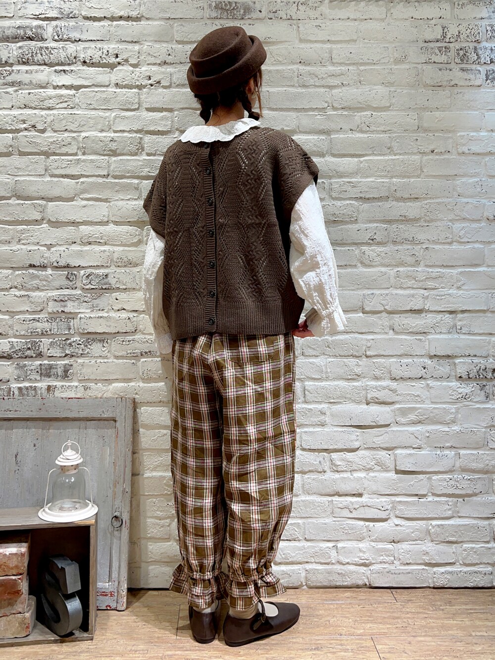 ホワイト系のシャツ/ブラウス、ブラウン系のベスト、ブラウン系のハンドバッグを着用したレディースの秋コーディネートの4枚目の写真