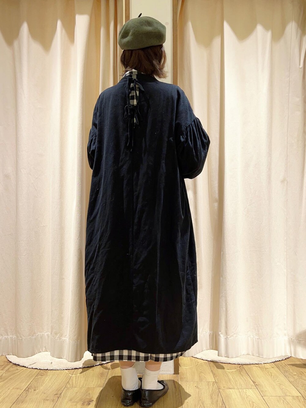 ホワイト系のTシャツ/カットソー、ブラック系のシャツワンピース、ブラック系のワンピースを着用したレディースの冬コーディネートの4枚目の写真