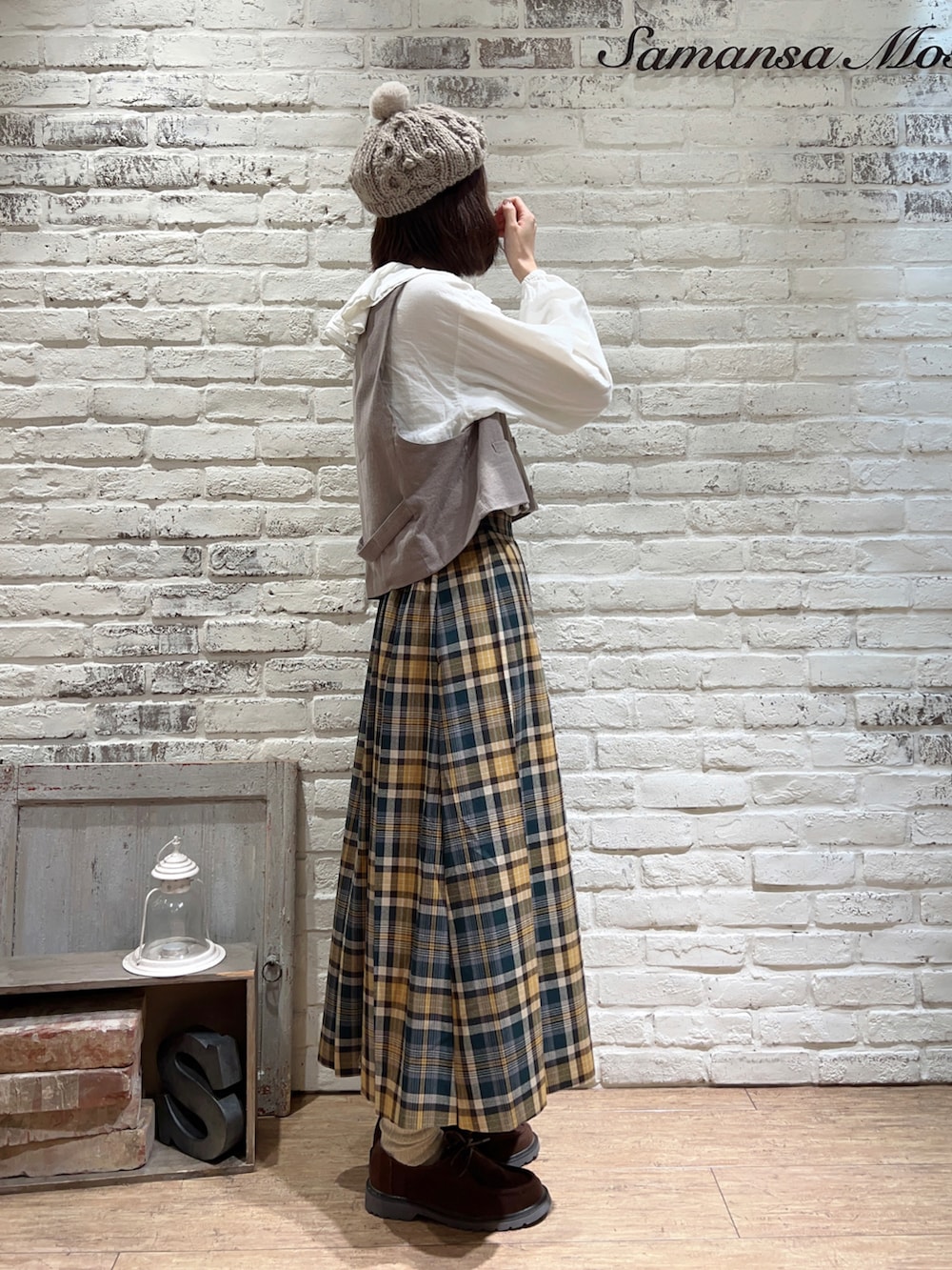 ホワイト系のシャツ/ブラウス、ブラウン系のベスト、グリーン系のスカートを着用したレディースの冬コーディネートの4枚目の写真