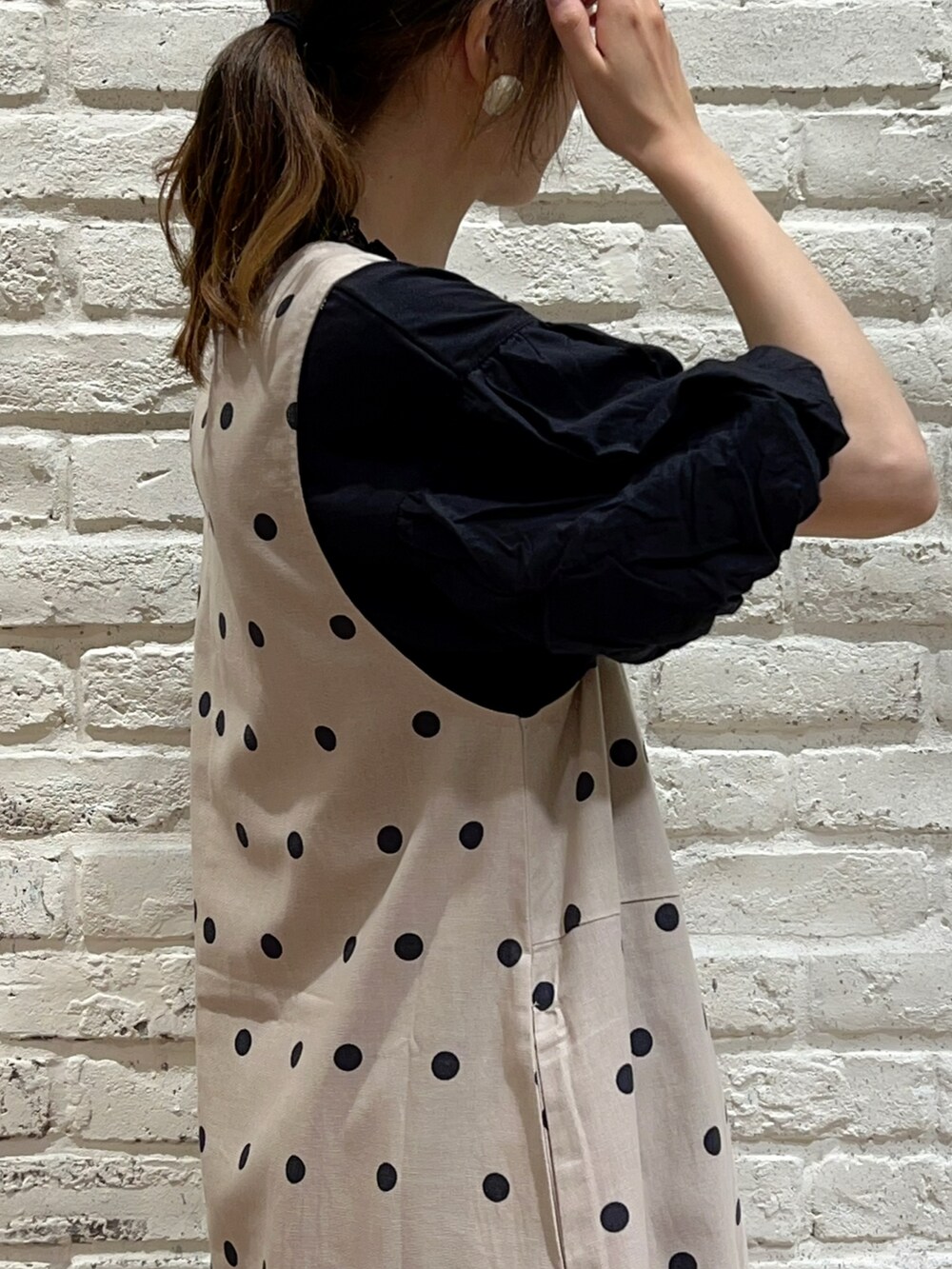 「サマンサ モスモス(Samansa Mos2)、SM2、春夏コーデ、ゆるコーデ、レイヤードスタイル、モノトーン、ドット、ワンピース、ボリューム袖、カンカン帽、かごバッグ、サンダルに靴下、グルカサンダル、サンダル、革靴」｜「Samansa Mos2のレースコサージュピアス（ピアス（両耳用）、ホワイト系）」を使った、いっしき🐻さん（レディース・163cm）の夏コーディネートの3枚目の写真