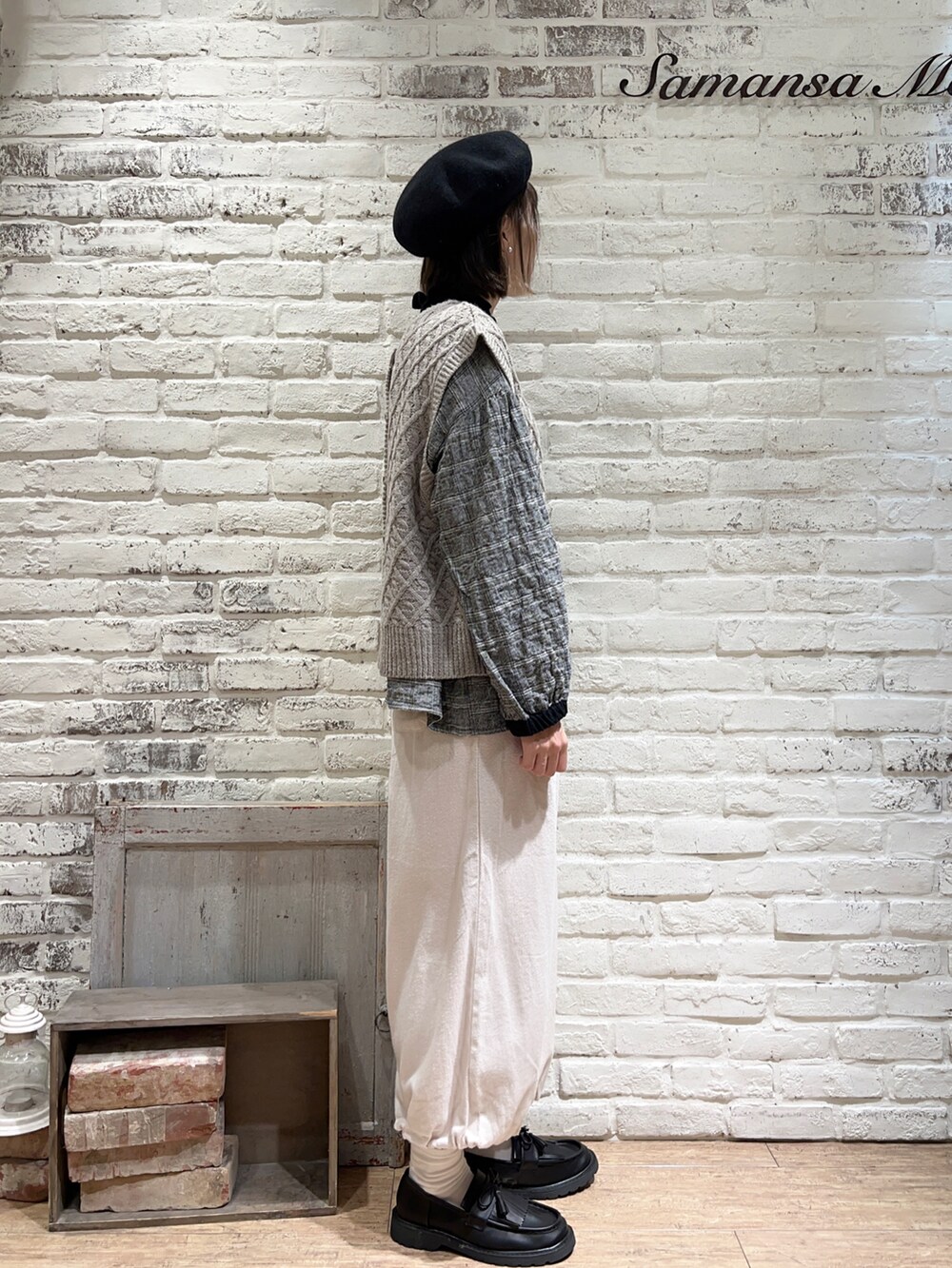 ベージュ系のベスト、グレー系のシャツ/ブラウス、ホワイト系のその他パンツを着用したレディースの冬コーディネートの3枚目の写真