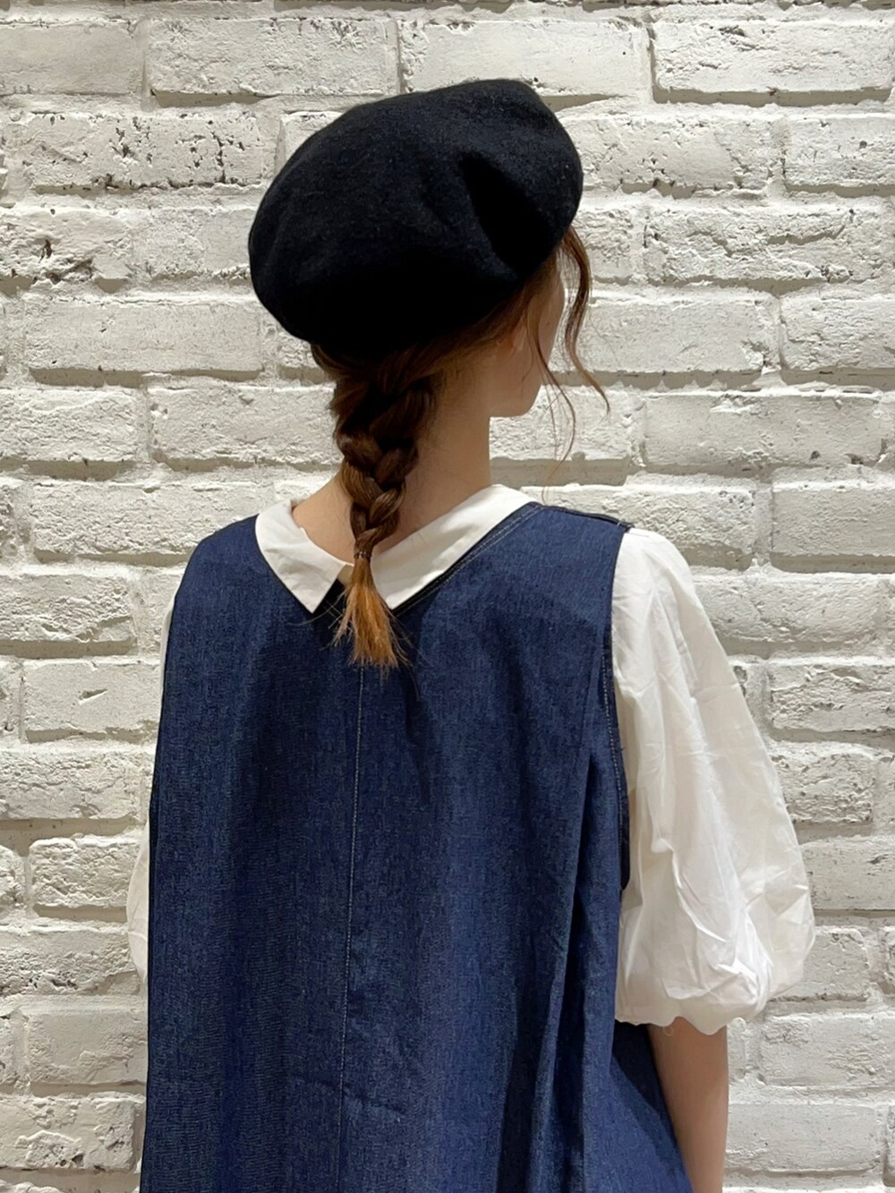 ホワイト系のTシャツ/カットソー、ホワイト系のシャツ/ブラウス、ブルー系のワンピースを着用したレディースの秋コーディネートの4枚目の写真