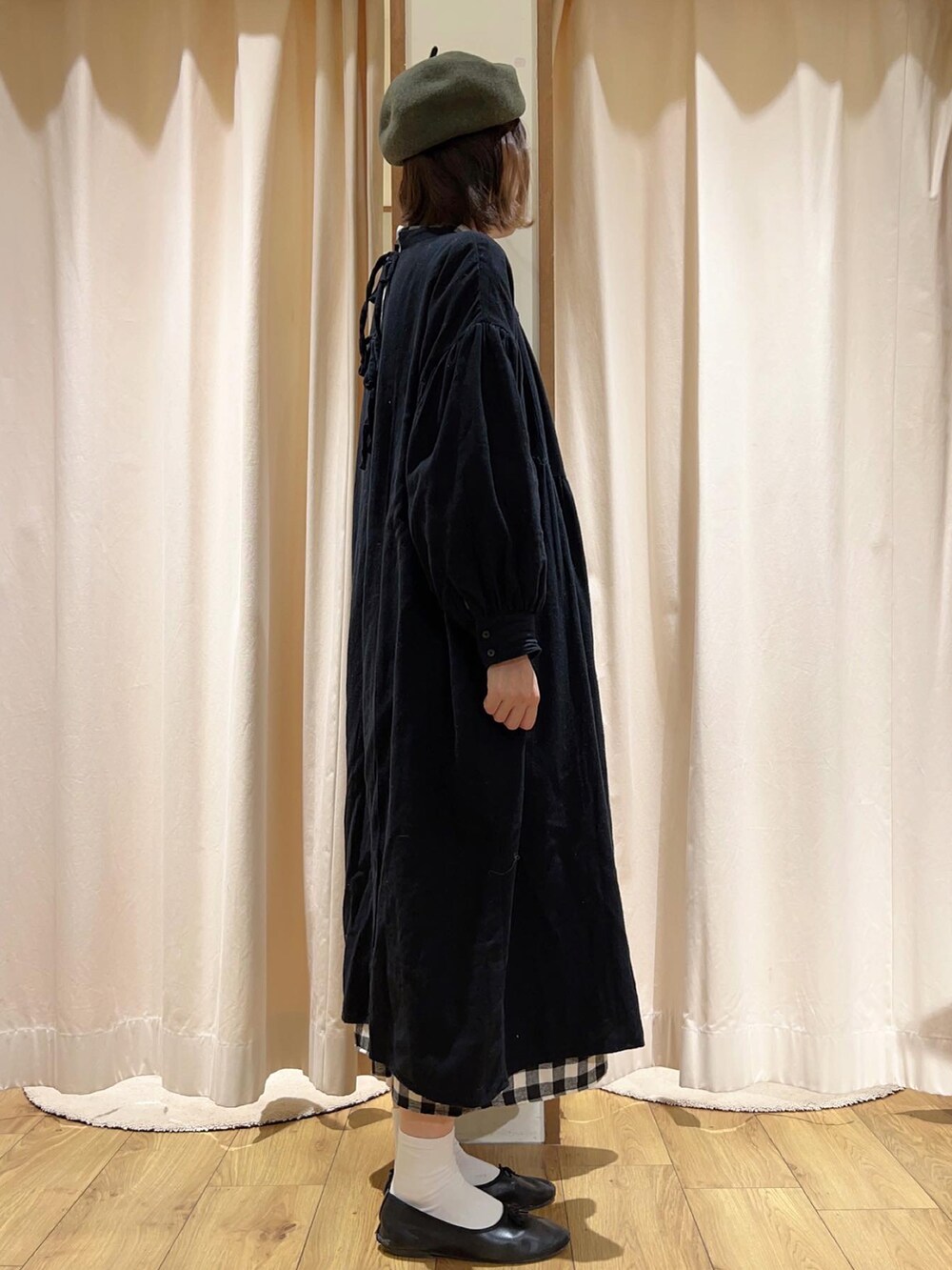 ホワイト系のTシャツ/カットソー、ブラック系のシャツワンピース、ブラック系のワンピースを着用したレディースの冬コーディネートの3枚目の写真