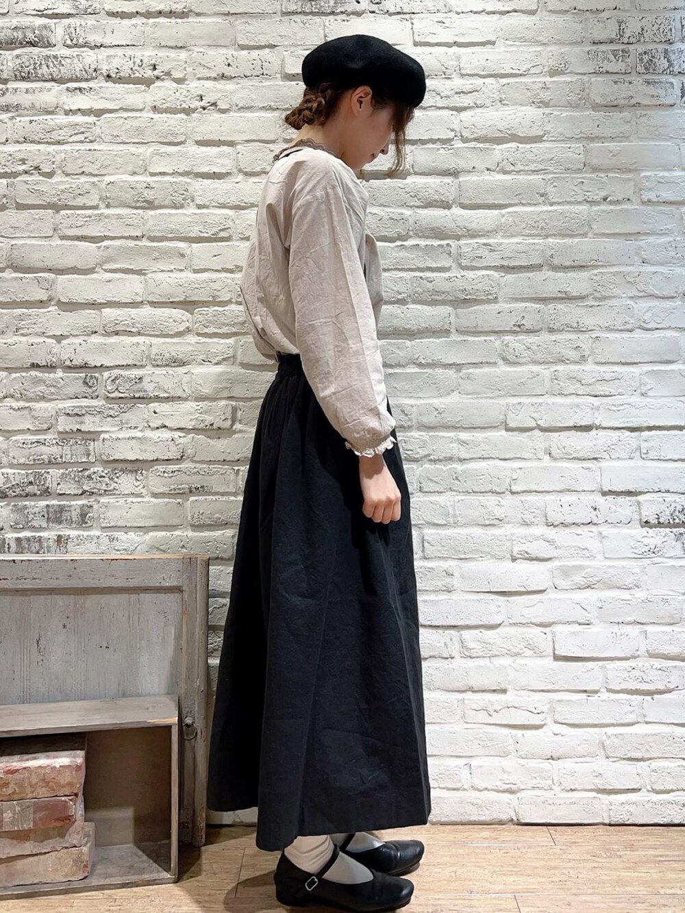 ベージュ系のシャツ/ブラウス、ブラック系のスカート、ブラック系のドレスシューズを着用したレディースの秋コーディネートの3枚目の写真