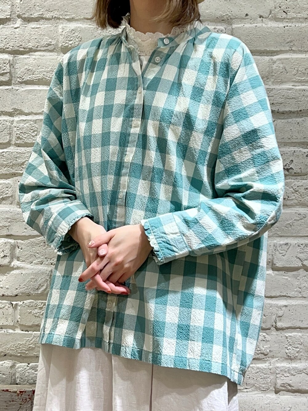 「サマンサ モスモス(Samansa Mos2)、Samansa Mos2、SM2、春コーデ、ゆるコーデ、シンプルコーデ、スカーフ、ギンガムチェック、チェックシャツ、フレアスカート、カンカン帽、トートバッグ、ネコ、サンダル」|「Samansa Mos2のレース襟スタンドネックノースリーブカットソー(Tシャツ/カットソー、ホワイト系)」を使った、いっしき🐻さん(レディース・163cm)の春コーディネートの2枚目の写真
