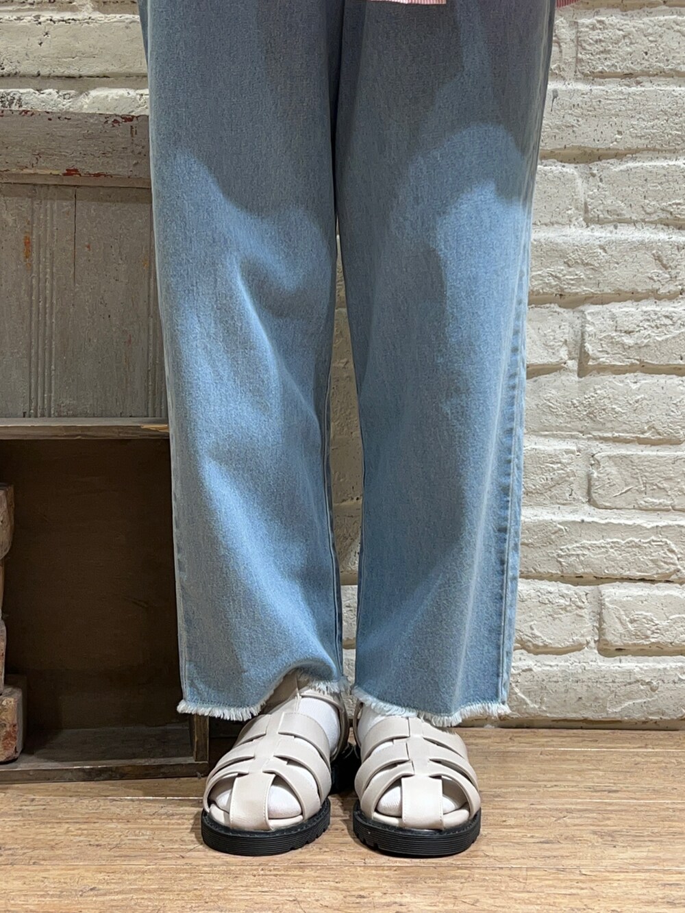 ホワイト系のTシャツ/カットソー、ホワイト系のハンドバッグ、ホワイト系のワンピースを着用したレディースの秋コーディネートの5枚目の写真